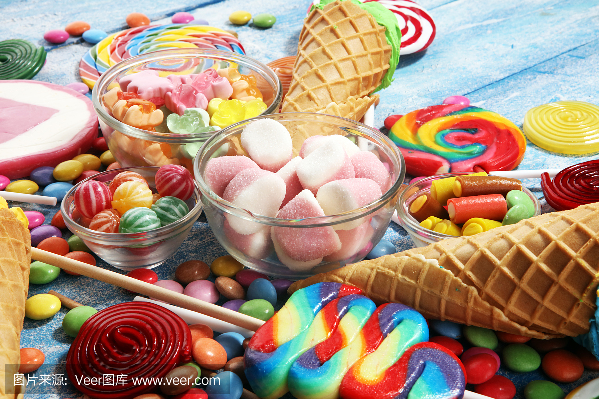 果凍和糖的糖果。色彩繽紛的兒童糖果和糖果上的藍色