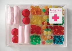 Happy Pills 創(chuàng)意糖果店品牌形象設(shè)計 Happy Pills 并不是藥店,而是一家位于西班牙巴塞羅那的糖果商店。設(shè)計工作室 studio m 用&ldquo;幸福的小藥片&rdquo;來做為創(chuàng)意的起點希望用糖果來驅(qū)除人們心中痛苦陰霾并且獲得甜美的幸福,不過設(shè)計工作還是要落實到實處的,糖果店的整體的品牌形象設(shè)計和產(chǎn)品的包裝設(shè)計都非常簡潔、顯著,很容易讓人記住這個小小糖果商店和它的美味糖果。 (7張)