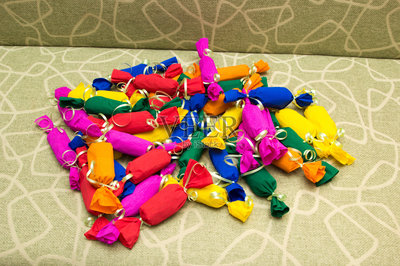 一堆用縐紙包著的大糖果照片攝影